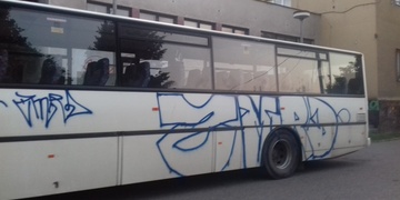 Policie i řidič pátrají po vandalovi, který v noci zničil autobus