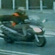Fotky muže, který včera srazil 15letého chlapce a z místa ujel - prosíme, pomozte i vy pátrat!