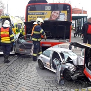 Senior naboural protijedoucí auto a pak ještě autobus
