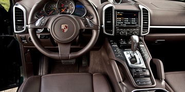 Z Porsche mi šlohli kus výfuku!