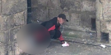 Během nedělního dopoledne se šel vykálet ke katedrále svatého Bartoloměje