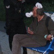 Upadl a rozbil si hlavu