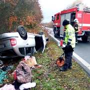Auto trefilo strom, druhý přerazilo a skončilo na střeše