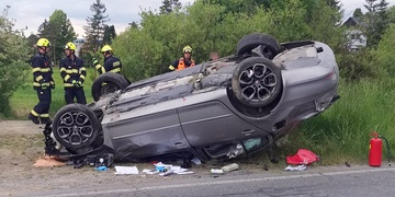 Další dnešní vážná dopravní nehoda, z místa transportovali mladého řidiče i jeho teprve čtrnáctiletého spolujezdce
