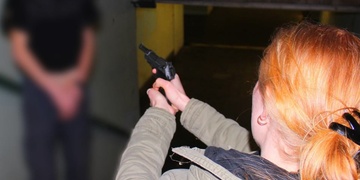 On na ni penis, ona na něj pistoli