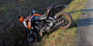Sedmnáctiletý motocyklista havaroval