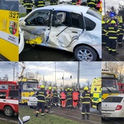 Řidič zřejmě vjel do křižovatky na červenou, smetla ho tramvaj