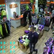 Pokladnu vykrádal před svým nezletilým synem