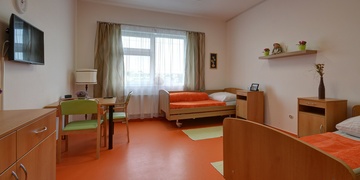 Pětadevadesátiletého stařečka našli spokojeně spícího v cizí posteli