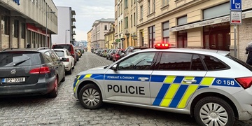Anonym oznámil uložení bomby v budově soudu ve Veleslavínově ulici