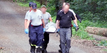 Tragická smrt starší ženy na skále