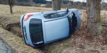 Dívka skončila s autem v příkopu