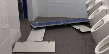 Těžce opilý usnul na WC a pak řádil na náměstí