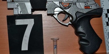 Poznáte batoh nebo pistoli? Pomozte s pátráním po pachatelce loupeže.