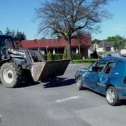 Traktor vjel do cesty mladé dívce v Golfu