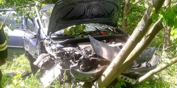 Jedno auto skončilo v příkopu, druhé ve stromě