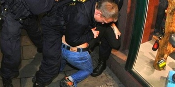 Policista v civilu chtěl pomoct napadené ženě – zlámali mu za to kosti v obličeji!