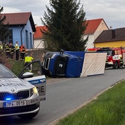 Dodávka rozmetala plynový sloupek a pak se převrátila na bok