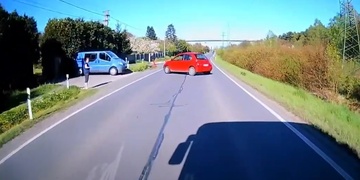 Autobus plný lidí skutečně nejde zabrzdit naráz