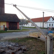 Podřezaná májka poškodila O2