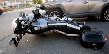 Střet auta s motorkářem v Křimicích
