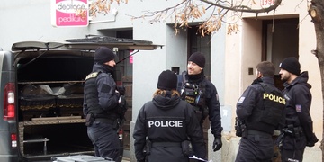 Hrůzný nález, v bytě byly mrtvoly dvou mužů a psa