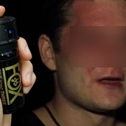 Prodavačka se nezalekla a lupiči naložila pepřákem