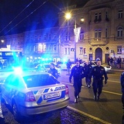 Na Americké rozbili chlapci láhev o hlavu