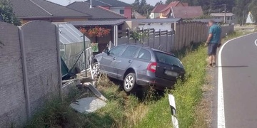 Žena s dětmi v autě projela plotem domu