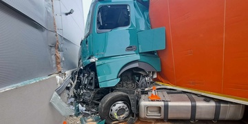 Kamion narazil do budovy nákupního centra - aktualizováno