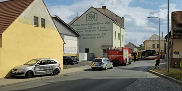 Řidič za jízdy zkolaboval z horka a vše skončilo střetem tří aut