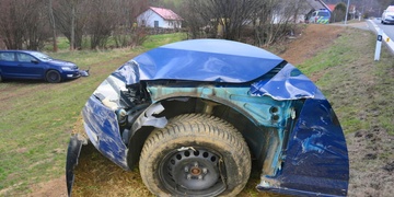 Silně opilá řidička skončila s autem pod strání