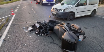 Střet auta se skútrem, jezdec byl vážně zraněn