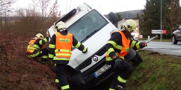 Dodávka prorazila zábradlí a skončila v příkopu