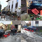 Pivo z náklaďáku zasypalo silnici i kolem projíždějící auto