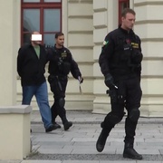 Cizinec onanoval před mladistvými dívkami
