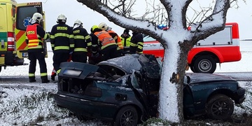 Další vážná nehoda, mladého řidiče bylo nutné vyprostit