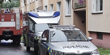 Před domem bylo v tratolišti krve nalezeno tělo mrtvé ženy