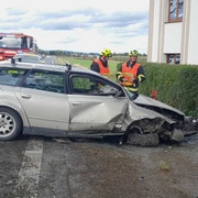 Řidič s vozidlem havaroval přímo ve vjezdu do kasina