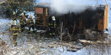 Zřejmě bezdomovci zapálili maringotku na Roudné