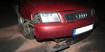 Policisté pátrají po řidiči tohoto vozu