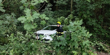 Řidič to s rychlostí trochu přehnal a svůj vůz úhledně zasadil do zeleně