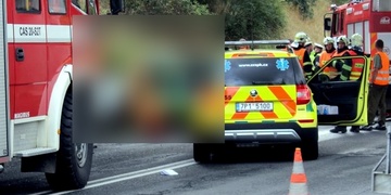 Motorkář nedobrzdil za autem a přišel o zuby, další přepůlil srnu