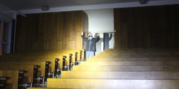 Zadrželi ho v přednáškovém sále porodnice