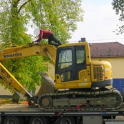 Převážel bagr a neodhadl jeho výšku