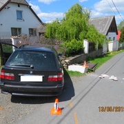 Narkoman při snaze ujet policistům projel plotem