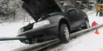 Rychlost na namrzlé silnici se nevyplácí