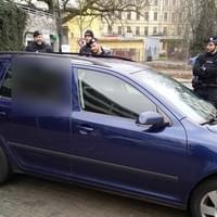 "Pomoc, jsem těhotná a oni se na mě dobývají!" volala žena záchranáře, prý aby ji ochránili před policisty