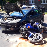 Střet auta s motorkou