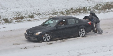 Krádež dvou BMW skončila zapadnutím v poli